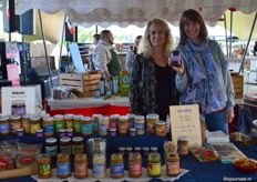 Bij Horizon Natuurvoeding tonen Margareth Bos en Diana Faaij het nieuwe product: zwarte tahin sesampasta.